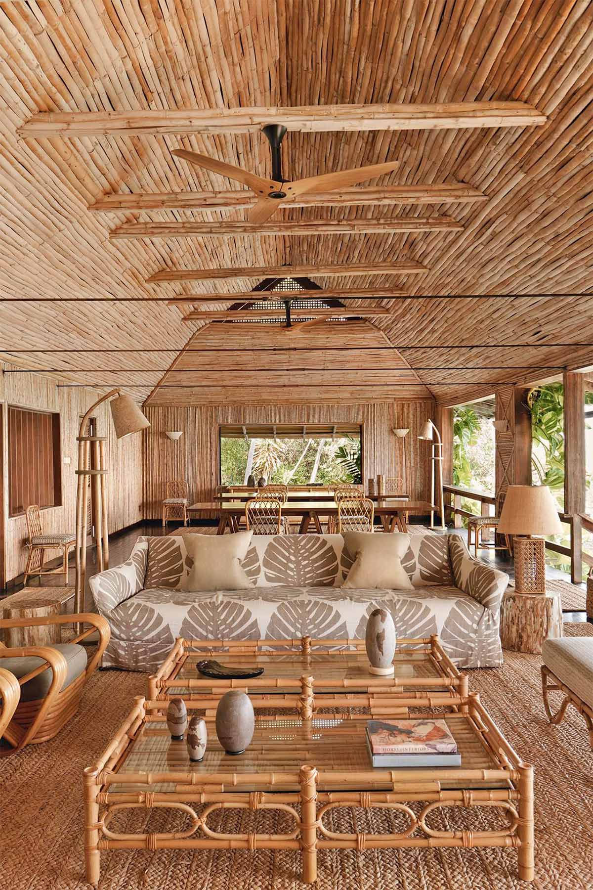 Mẫu thiết kế nội thất phòng khách mang hơi thở rừng nhiệt đới