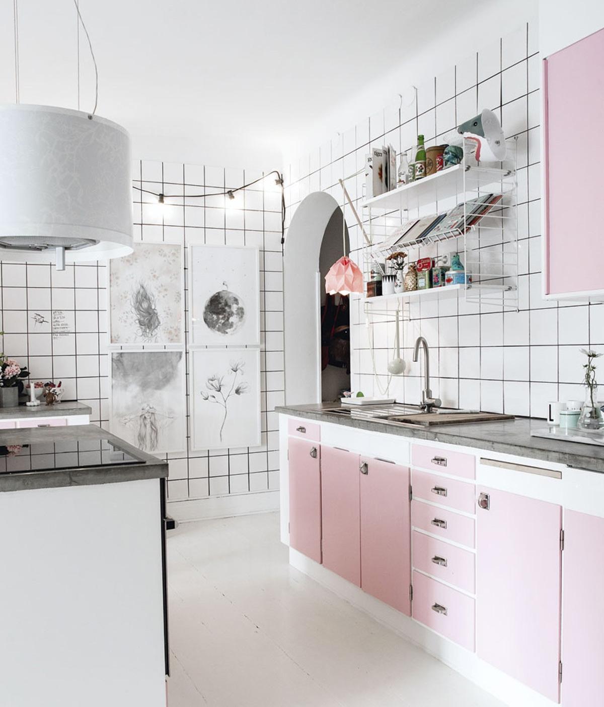 Mẫu phòng bếp hiện đại với gam màu hồng pastel 