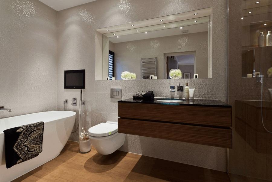 toilet với gương lớn