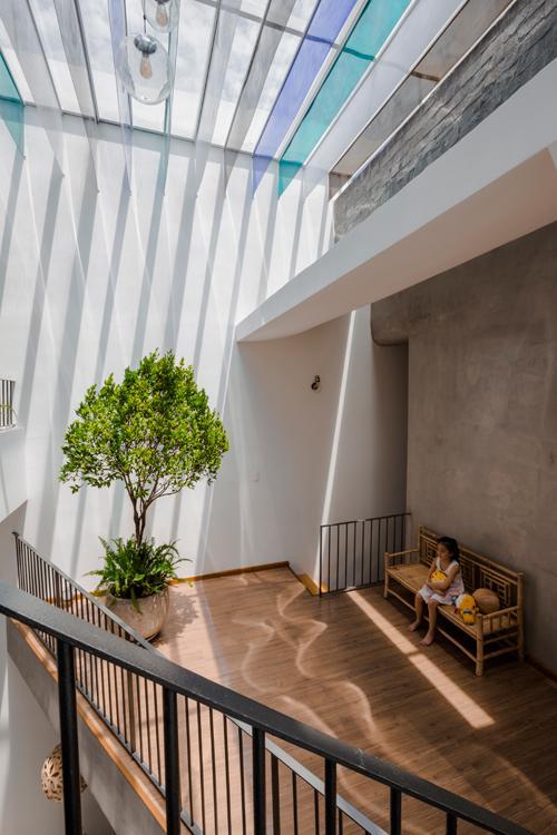 KTS Ngô Việt Khánh Duy, Hưng Trần, Võ Thanh Linh, Mai Tiến Ninh (23o5studio) đưa ra ý tưởng các lớp nhựa màu trong treo ở phần mái kính.