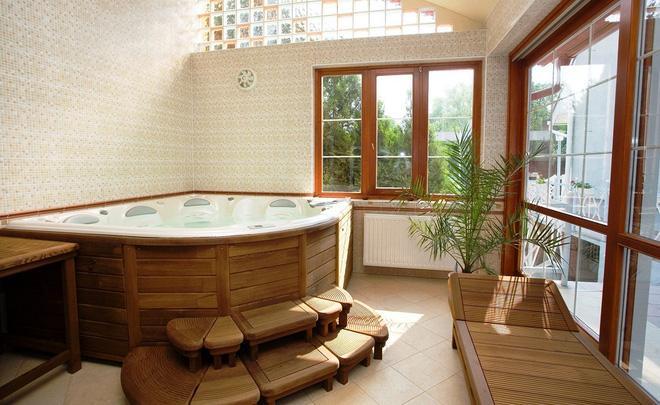 Tuy là một khu vực thường có diện tích không lớn nhưng bạn vẫn có kha khá lựa chọn, ứng dụng chất liệu gỗ cho nhiều vị trí khác nhau bên trong nhà tắm.