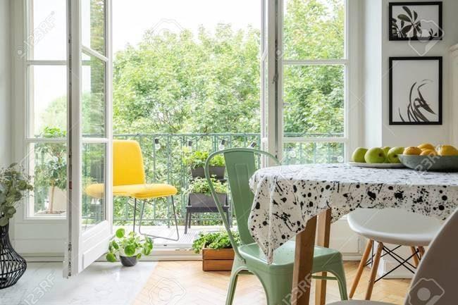 thiết kế nội thất căn hộ chung cư 45m2 với ghế tựa màu vàng
