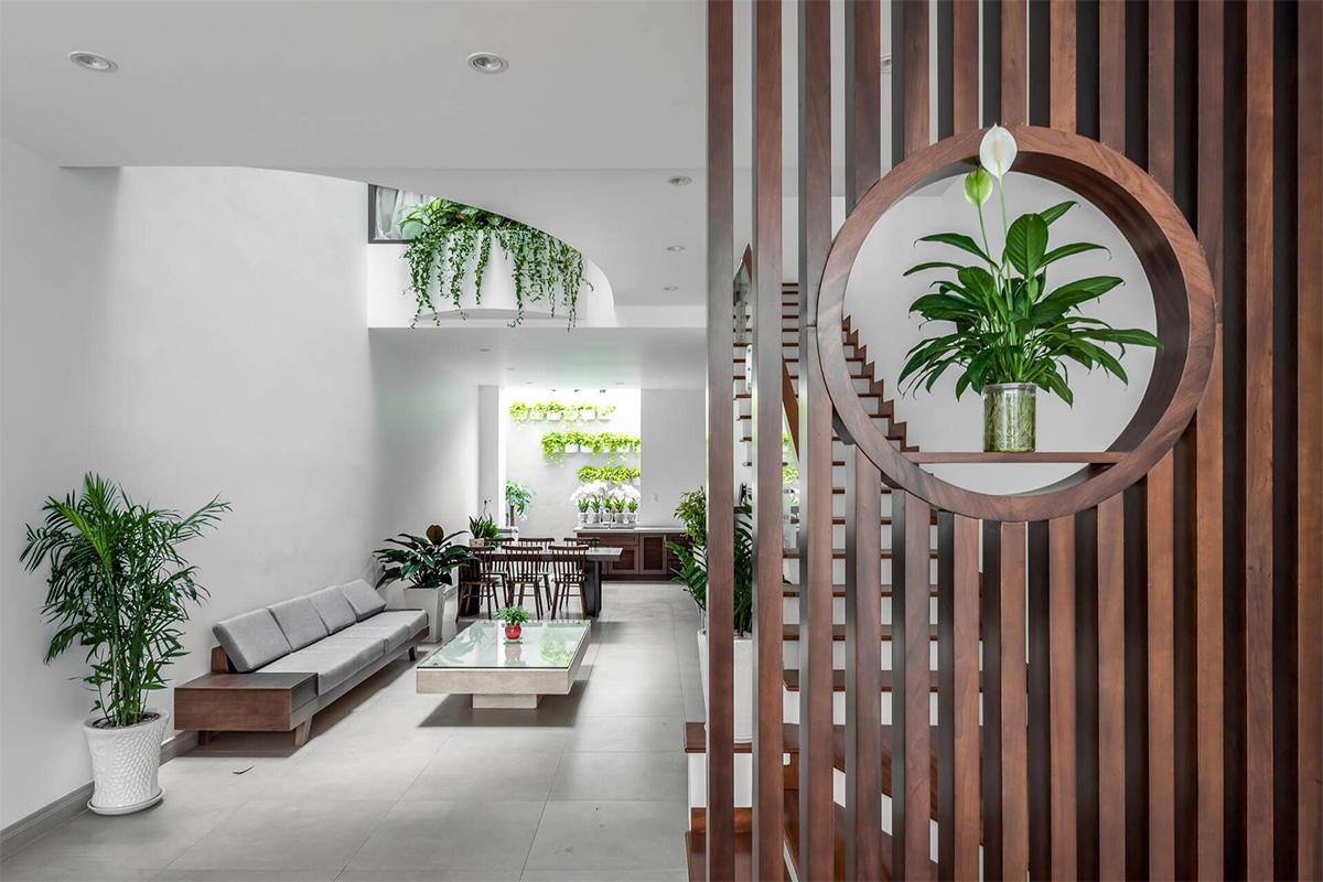 Thiết kế nội thất nhà phố Sài Gòn 3 tầng rộng 100m2 đẹp nhờ góc giếng trời