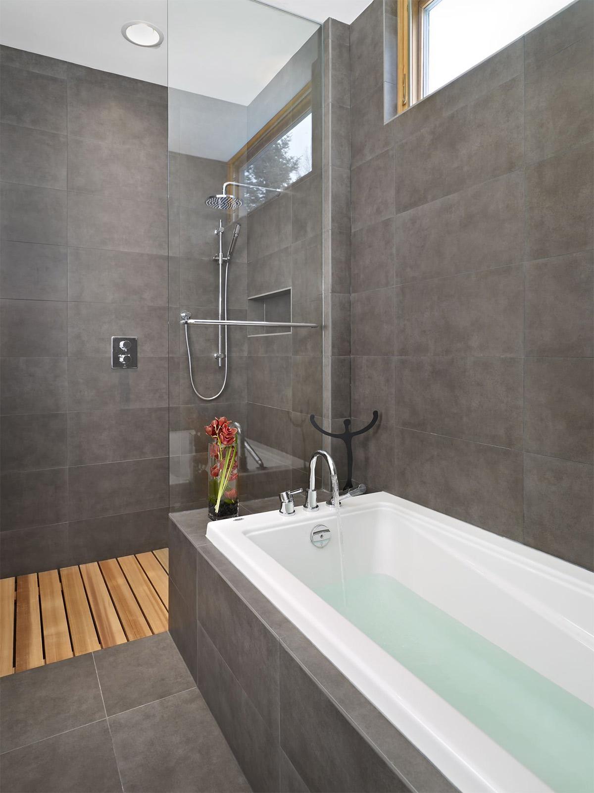 Thiết kế nội thất phòng tắm sử dụng tông màu trắng xám thanh bình